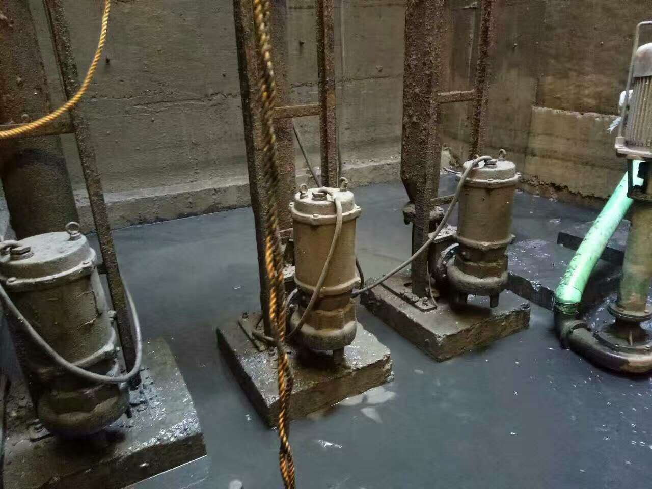 颍泉污水池清理