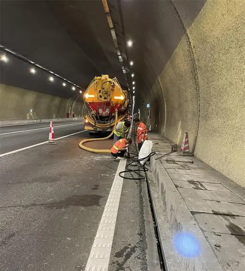 颍泉隧道排水渠清淤